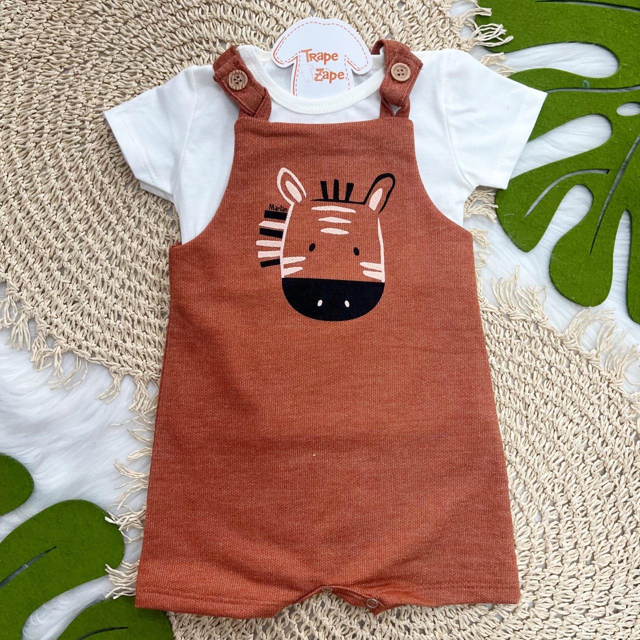 Jardineira Zebra Ferrugem e Camiseta Off 